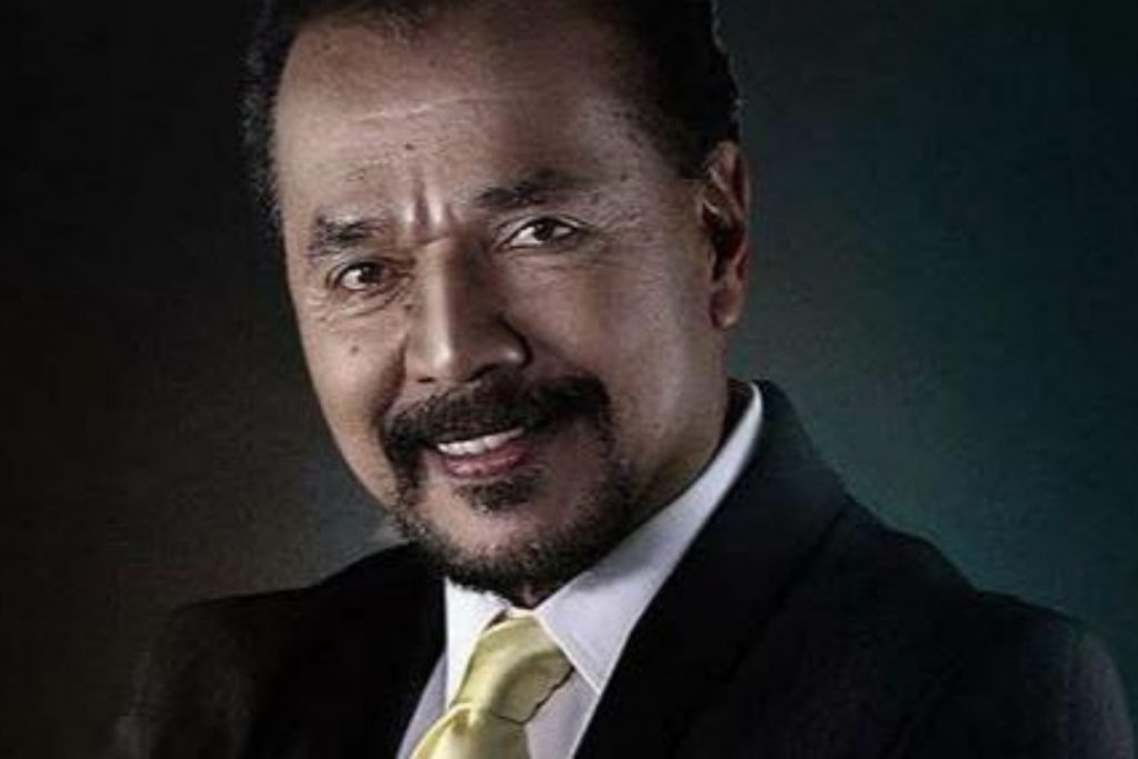 Retrato en primer plano del músico puertorriqueño Bobby Valentín, quien recibirá un Doctorado Honoris Causa por su carrera de 60 años en la salsa.