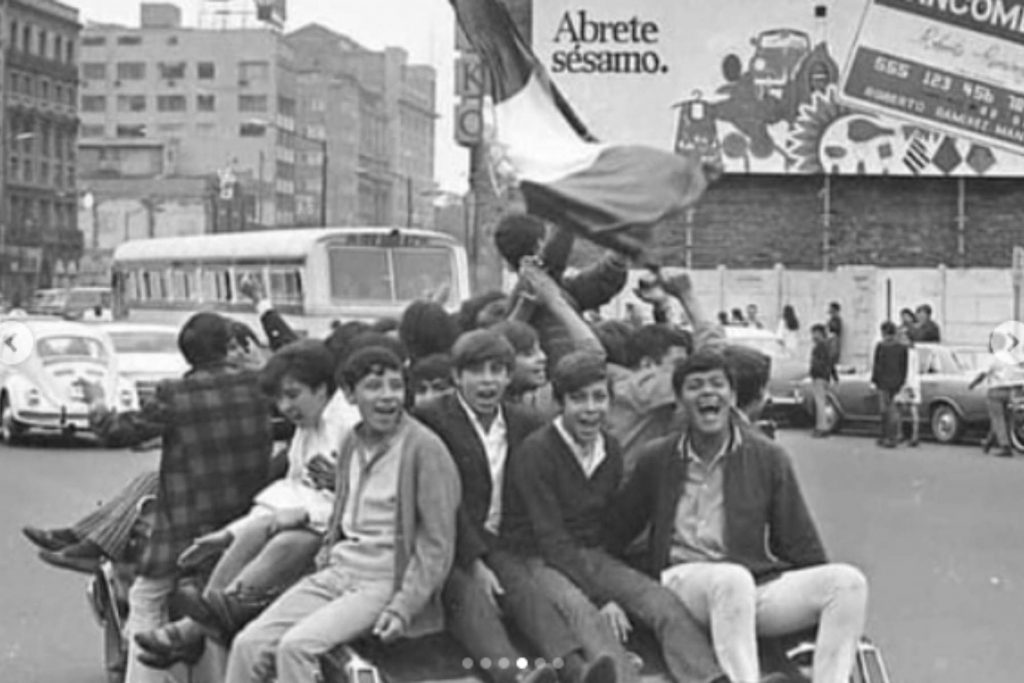 Aficionados celebrando con euforia en las calles de la Ciudad de México durante el Mundial de 1986. La nota recuerda la alegría y la música que unió al país.