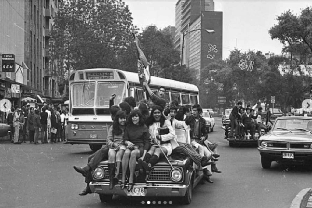 Jóvenes celebrando un triunfo de México en las calles durante el Mundial 86. La nota revive la nostalgia de los festejos populares y la música de la época.