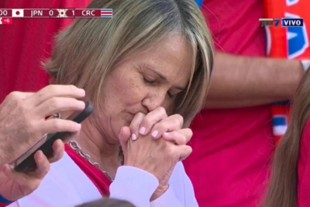 En los minutos finales, cuando la estrategia no basta, los rezos y las promesas se convierten en la principal cábala de muchos aficionados.