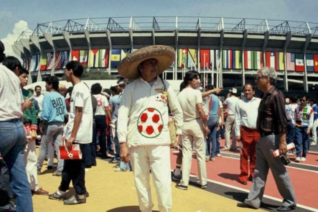 Aficionado mexicano con sombrero y traje típico afuera del Estadio Azteca en el Mundial 86. La nota habla de la pasión y el folclor que caracterizó a la afición.