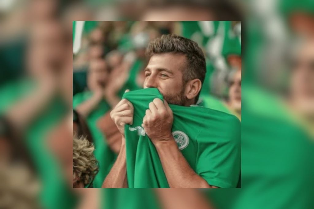 Un aficionado besa su playera verde de la suerte