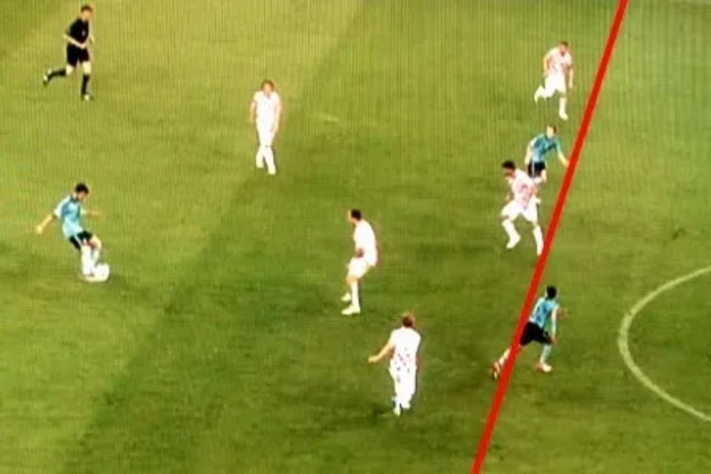 Captura de pantalla de una jugada de fútbol con una línea roja de VAR que muestra a un jugador en fuera de lugar por muy poco, ilustrando la precisión de la regla.