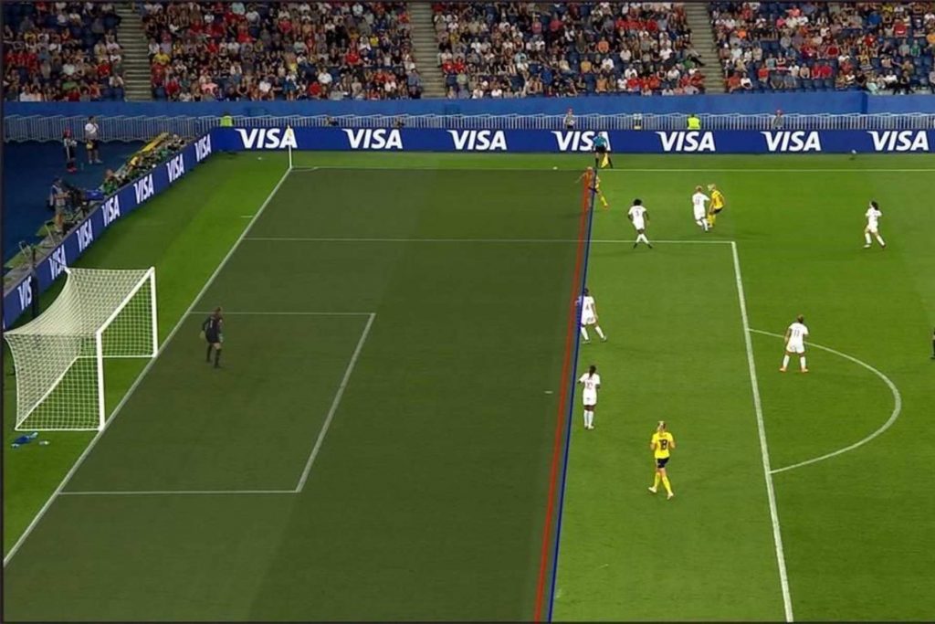 Revisión de VAR por fuera de lugar en un partido de fútbol femenil, demostrando que la regla se aplica universalmente en el deporte, como se explica en el artículo.