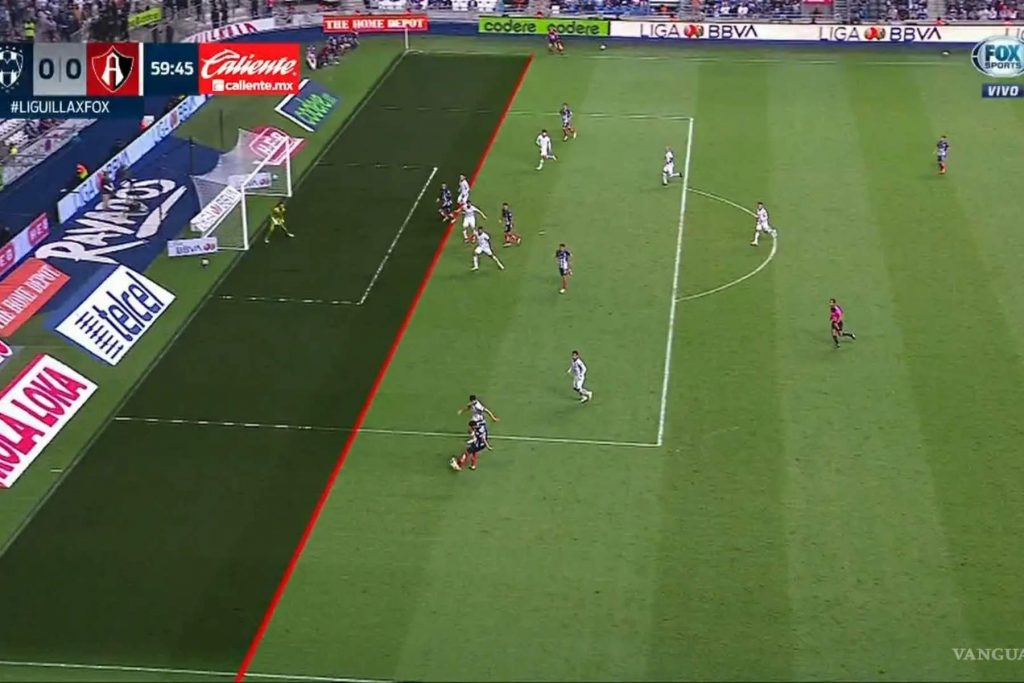 Línea de VAR trazada en una cancha de fútbol para determinar con precisión si un jugador está en fuera de lugar, una herramienta tecnológica que apoya la regla explicada.
