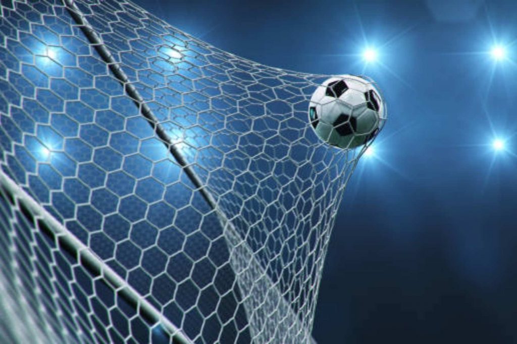 Un balón de fútbol dentro de la portería, representando un gol, el momento que los narradores describen con frases poéticas como "besó las redes" o "la mandó a guardar".