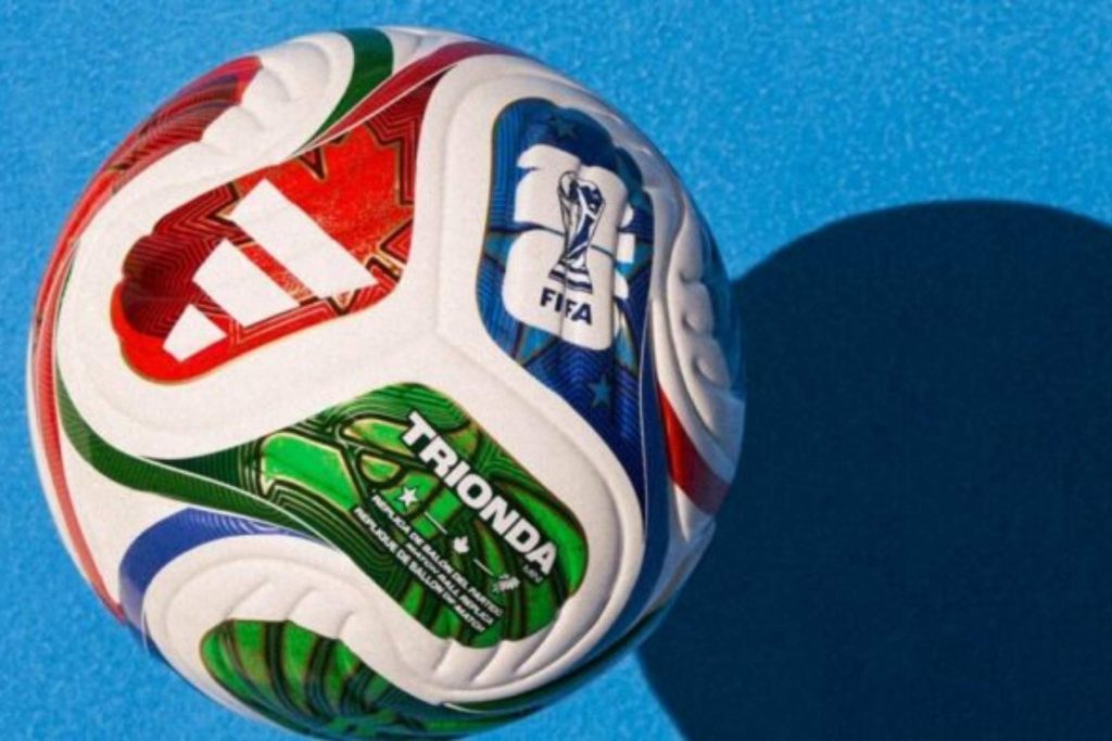 Un primer plano de un balón de fútbol moderno, al que los comentaristas se refieren con apodos como "la caprichosa", "la de gajos" o "el esférico".