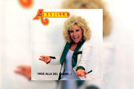 La cantante de salsa Arabella en la portada de su disco '¡Más Allá del Sabor...!'. La sonera colombiana fue una figura clave de la música en los años 80 y compuso para Celia Cruz.