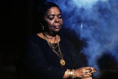 Retrato de Cesária Évora, la 'Diva de los Pies Descalzos', quien llevó la Morna y la música de Cabo Verde al mundo. La imagen muestra su faceta íntima y la profunda emoción que caracterizó su arte.