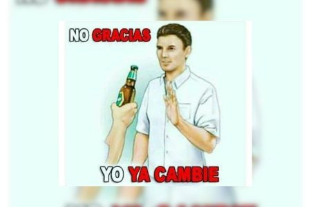Meme "No gracias, yo ya cambié" que muestra a un hombre rechazando una botella de cerveza. La imagen ilustra con humor la nota sobre esta famosa promesa.