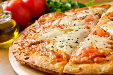 Pizza con tomate y queso. El tomate es un ingrediente de origen mexicano clave en la historia de la pizza para Sabrosita Digital.