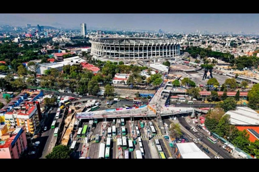 Vista aérea del Estadio Azteca y las obras de infraestructura vial en la zona de Tlalpan para la Copa del Mundo 2026.