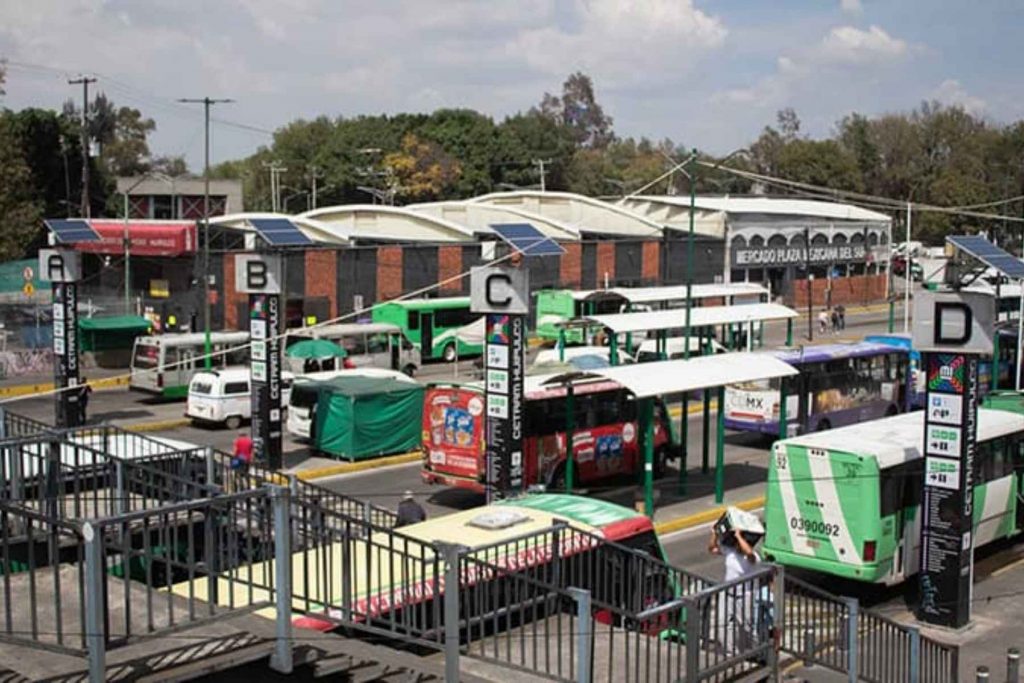 Vista del CETRAM Huipulco en la Ciudad de México con unidades de transporte público y señalización rumbo al Mundial 2026.