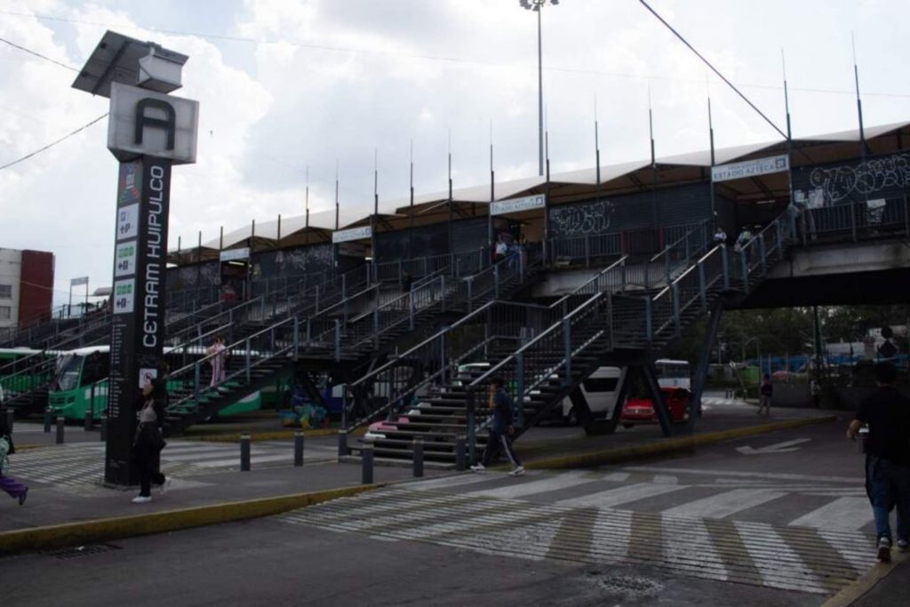 Vista aérea del Estadio Azteca y las obras de infraestructura vial en la zona de Tlalpan para la Copa del Mundo 2026.