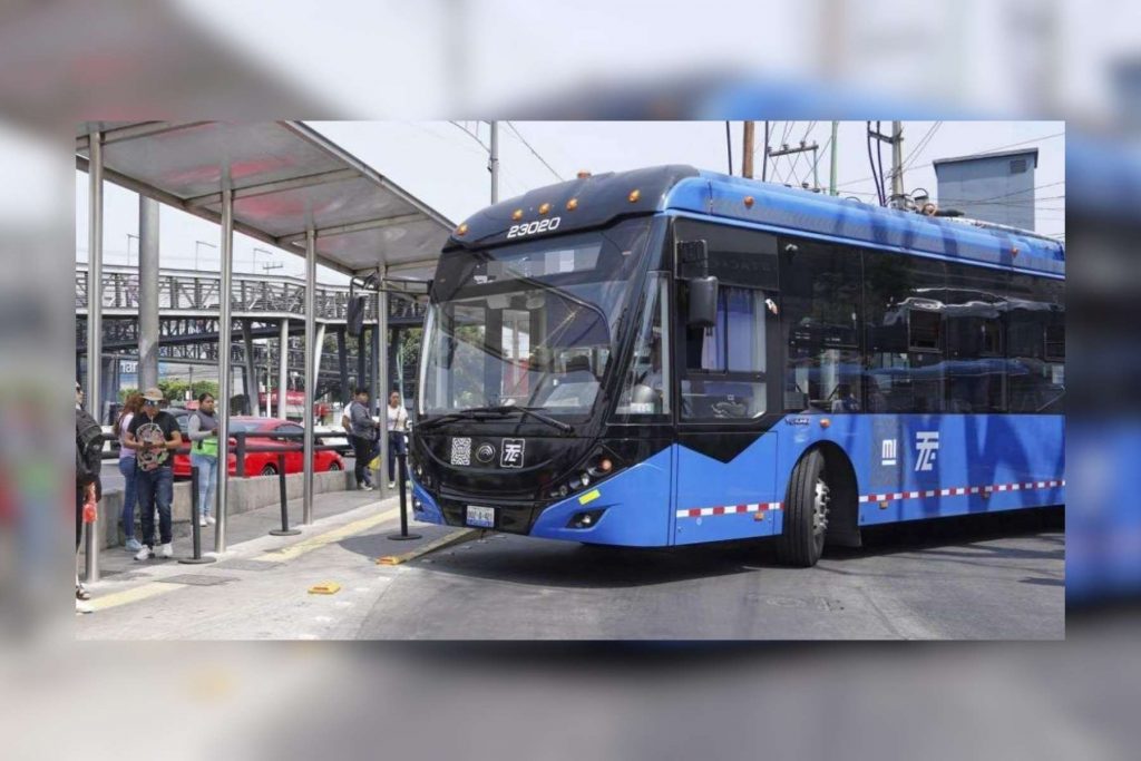 Unidad del Trolebús de la Ciudad de México en una estación, sistema de transporte eléctrico que conecta el sur con Ciudad Universitaria.