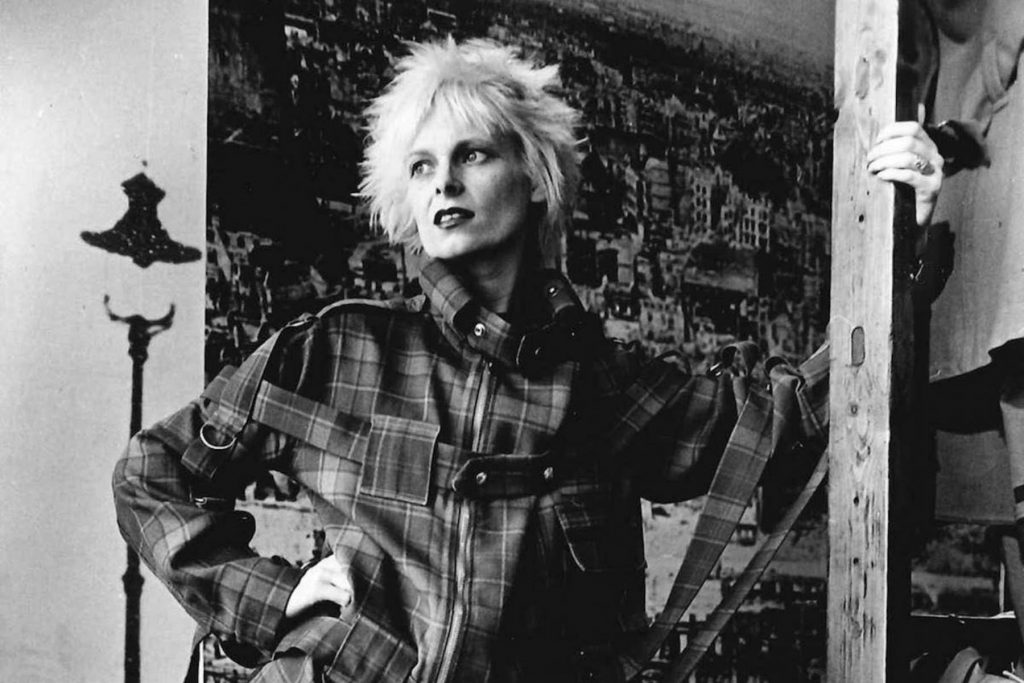 Vivienne Westwood posa con estética punk y cabello corto platinado en una fotografía en blanco y negro.