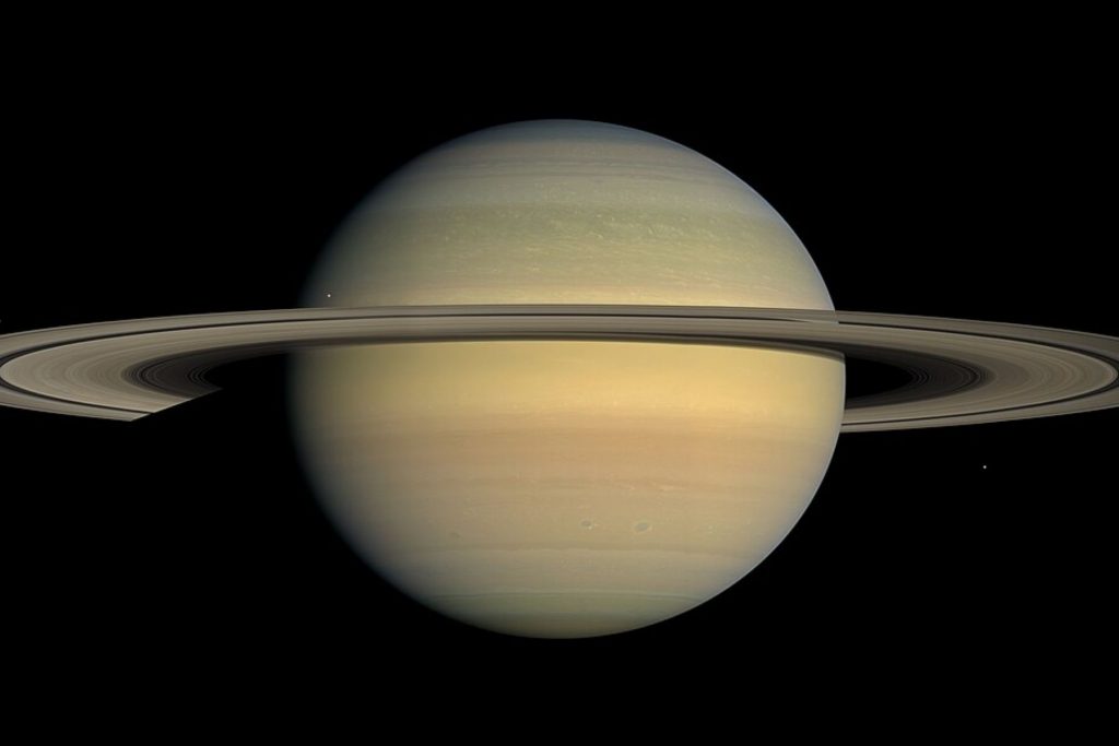 Fotografía del planeta Saturno capturada desde el espacio donde se aprecian sus anillos característicos sobre un fondo oscuro.