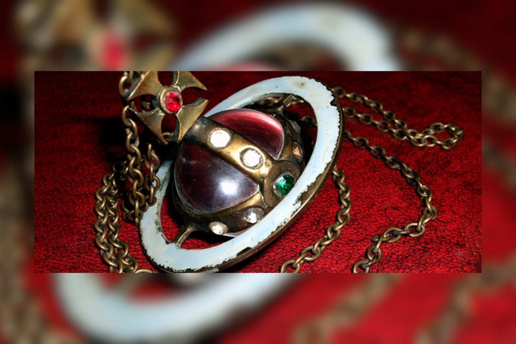 Collar de la marca Vivienne Westwood con el dije del orbe y los anillos de Saturno decorado con piedras de colores.
